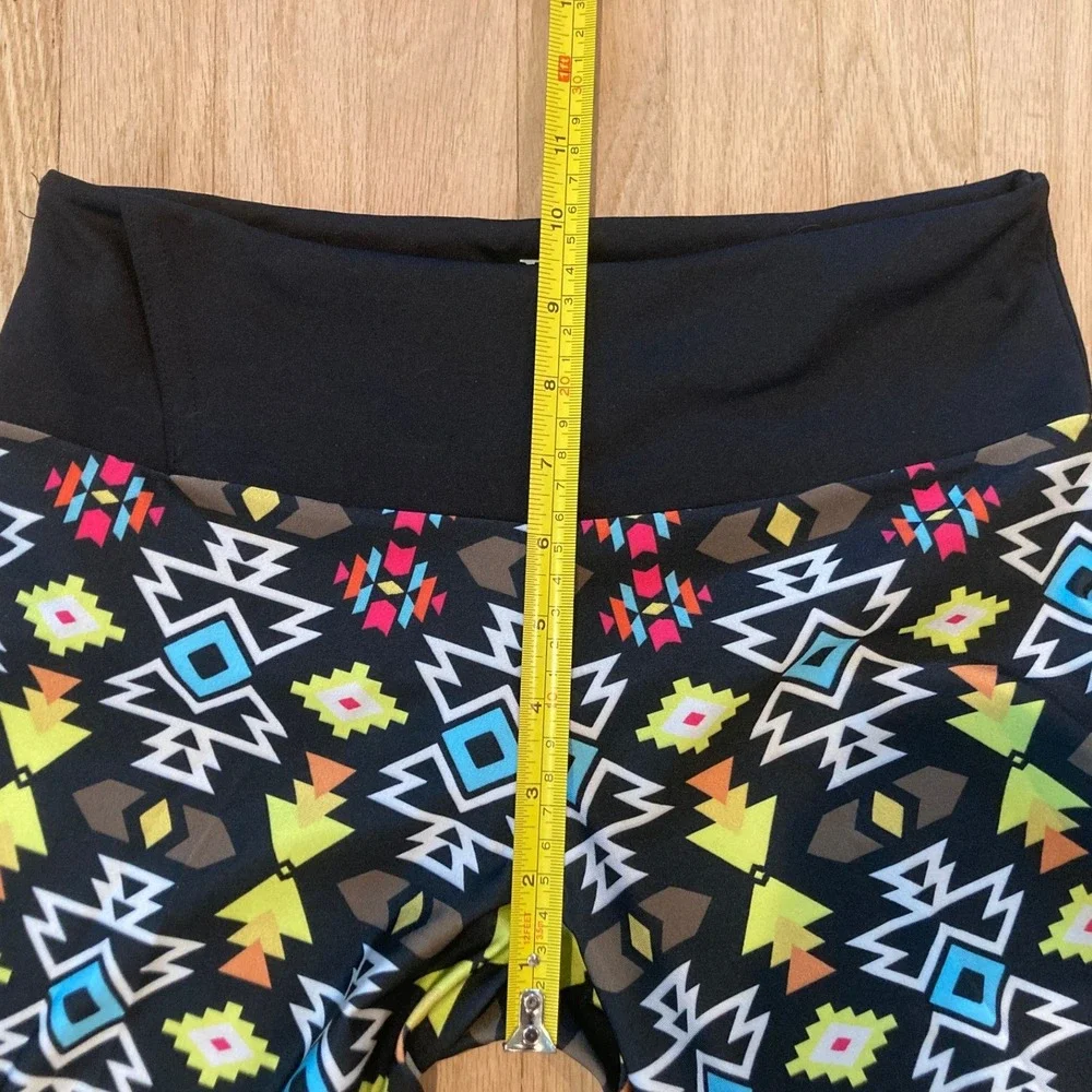 Raes Wear Womens M Capri Leggings Geometric Tribal Southwestern Lightweight Cute